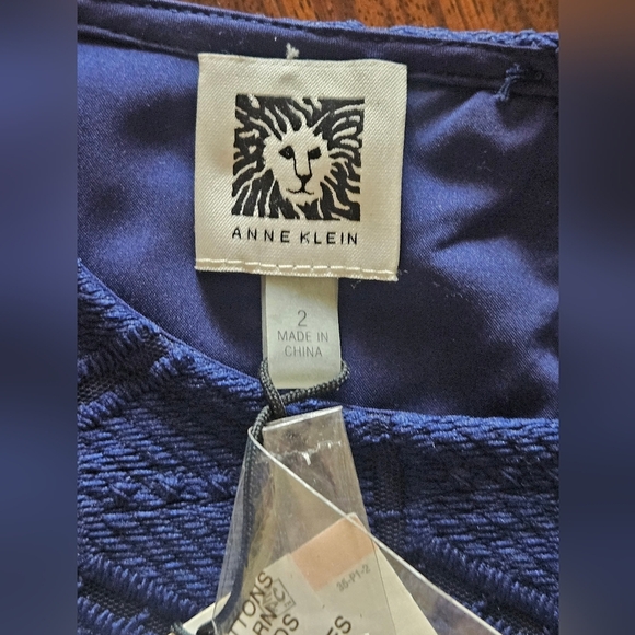 Anne Klein Navy Hexagon Pattern Embroidered Top Round Neck Long Sleeve Sz 2 NWT - Picture 11 of 16
